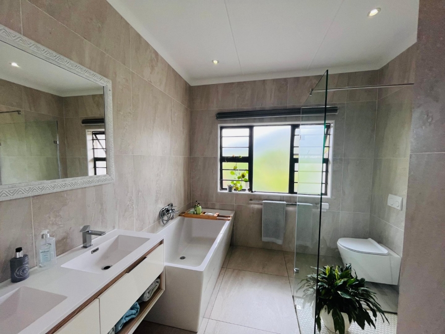 6 Bedroom Property for Sale in Gonubie Eastern Cape